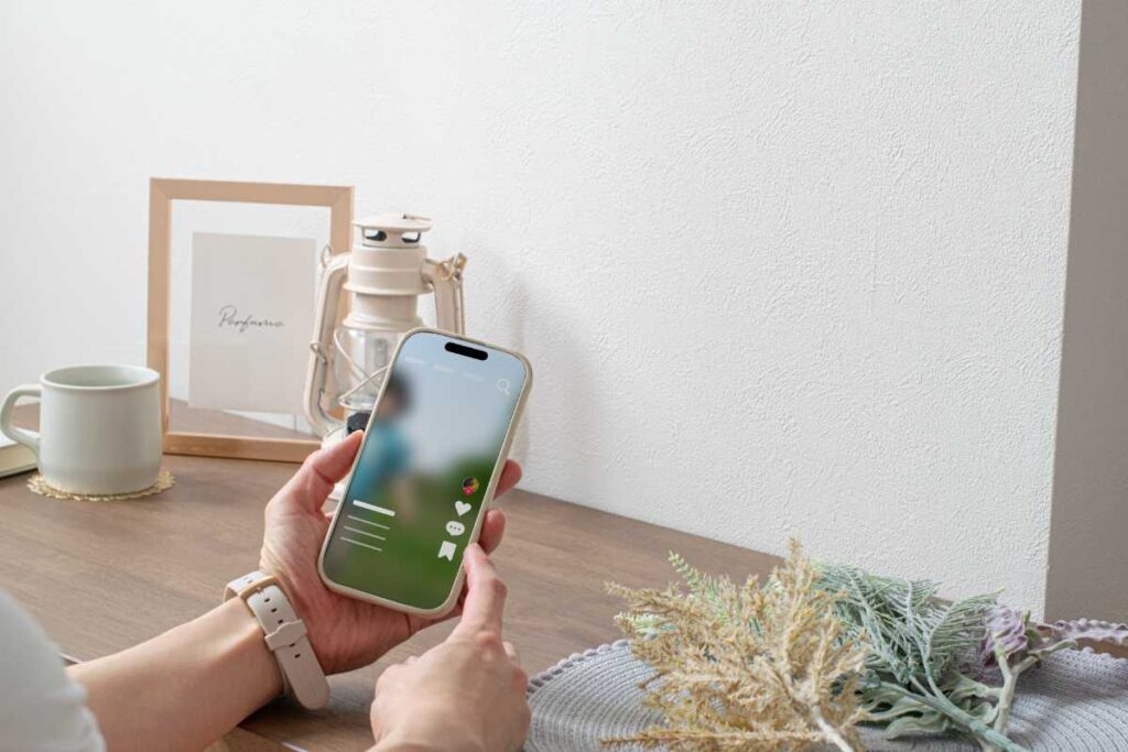 エステサロンのインスタ集客に使う写真を撮影しているイメージ