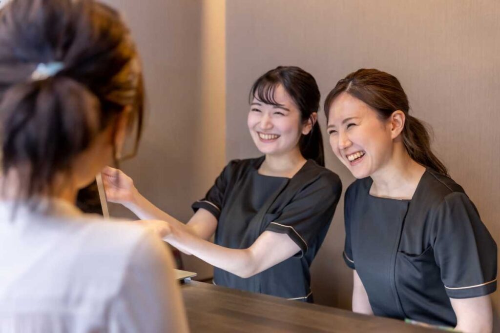 美容サロンで受付をしている女性