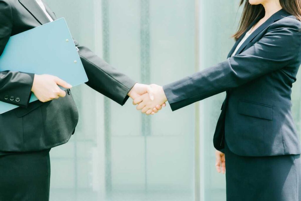 開業に不安がある人はプロのコンサルを活用するのも効果的